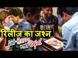 Shahrukh के FANS ने Jab Harry Met Sejal के रिलीज का जश्न Cake काटकर मनाया