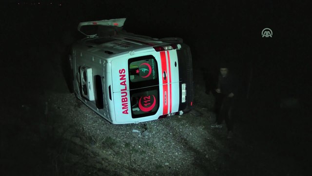 Ambulans otomobile çarptı: 1 ölü, 3 yaralı - KARS