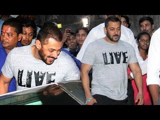 FANS Go Crazy As Salman Khan Walks On The Streets