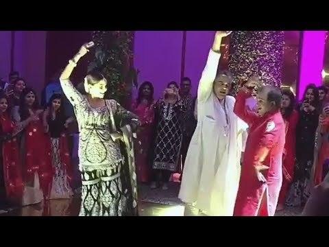 सोनम कपूर ने लगाए मस्त ठुमके संदीप खोसला की भांजी सौदामिनी मट्टू’s के वेडिंग रिसेप्शन पर