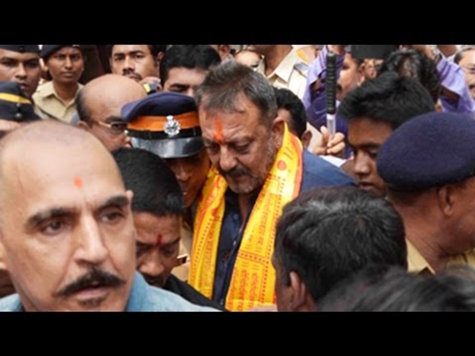 (Video) Sanjay Dutt PRAYS At Siddhivinayak Temple After Release From JAIL