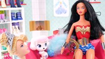 La Mujer Maravilla va a Comprar Zapatos a Ceni's Shoes  Zapateria de Cenicienta Barbie Superheroe