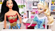 Cocinando con la Mujer Maravilla y Elsa ❄ Preparando Raspados con la Reina Elsa ❄ Barbie Superheroe