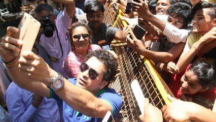 Sachin Tendulkar takes selfie with fans on his 45th B-Day
