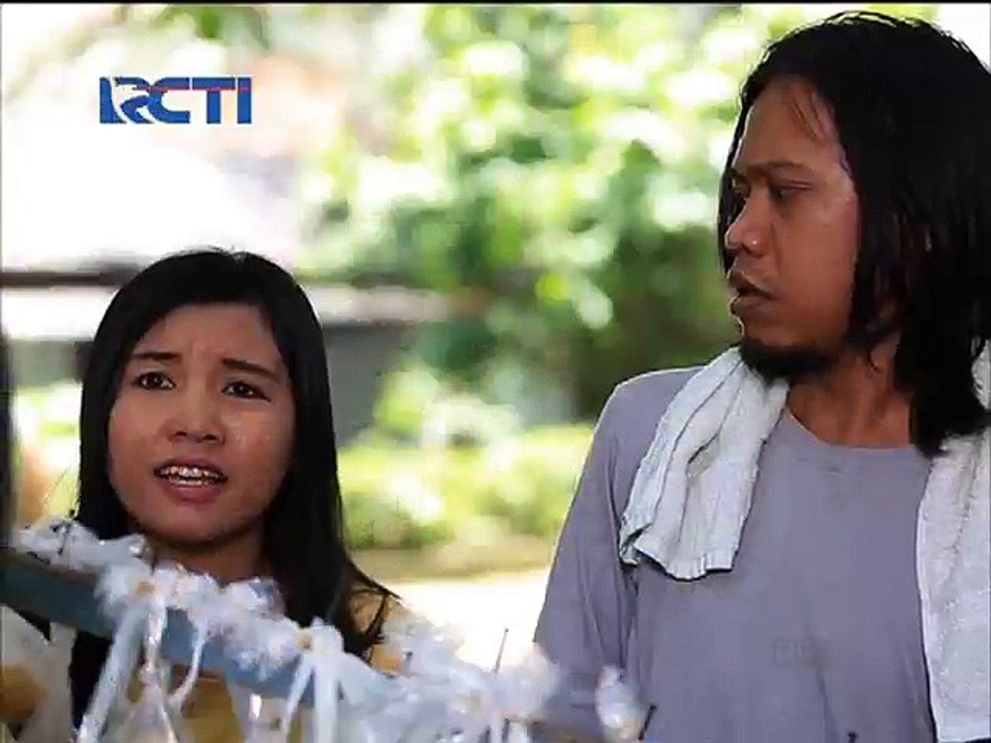 U uxlayotgan qiz dostini sikadi va u uygonadi