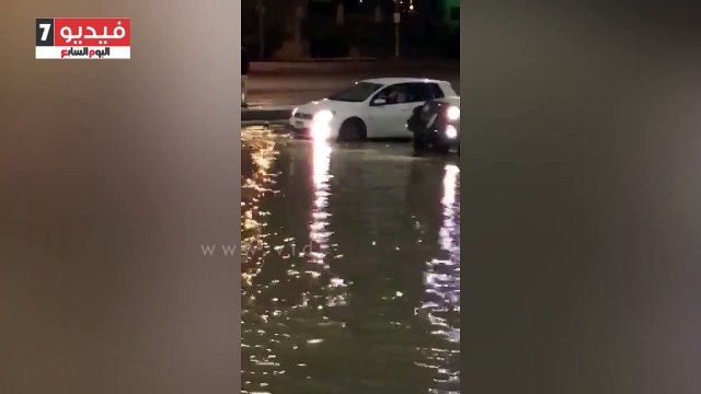 مياه الأمطار تغرق شارع جمال عبد الناصر بالتجمع الخامس