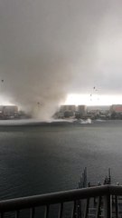 Elle filme une tornade qui se rapproche de son appartement