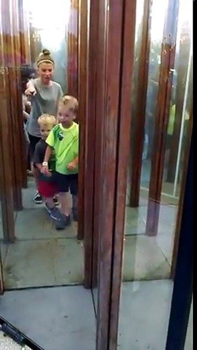 Labyrinthe de verre : cet enfant se prend un mur !