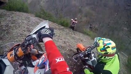 Arrivée trop rapide de ce motard : il rentre dans tout le monde en motocross !