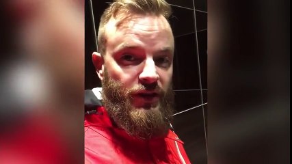 Coincé dans l'ascenseur il devient pote avec la speaker de secours !