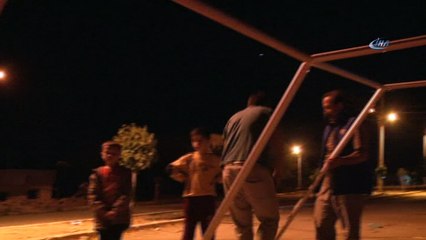 Deprem korkusu yüzünden evinin önüne çadır kurdu