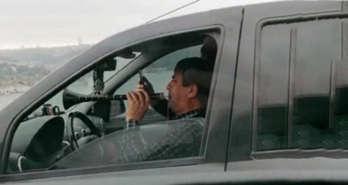 FSM Köprüsü'nde Direksiyonu Bırakıp Zurna Çalmaya Başlayan Trafik Canavarı Kamerada