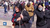 Tibetanos oran por buena fortuna en el río congelado Tongtian, en China