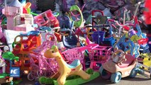 Santa Bombero regala miles de juguetes a niños de escasos recursos