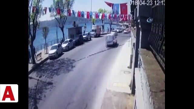 Sarıyer sahilde kontrolden çıkan halk otobüsü, araçlara böyle çarptı