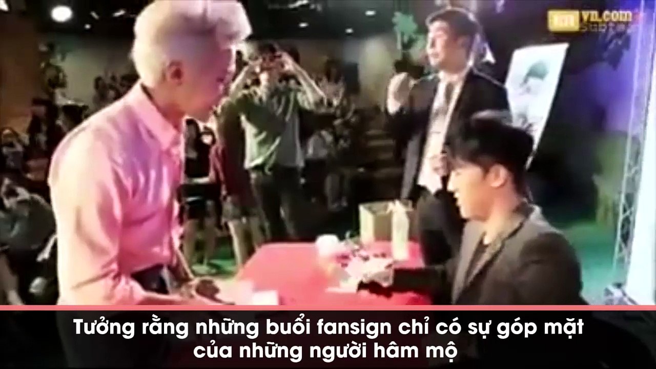 Đáng yêu hết nấc khi idol giả dạng fanboy đi xin chữ kí thành viên cùng nhóm