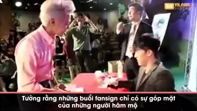Đáng yêu hết nấc khi idol giả dạng fanboy đi xin chữ kí thành viên cùng nhóm