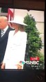 Melania Trump a encore refusé de prendre la main de Donald Trump - Regardez