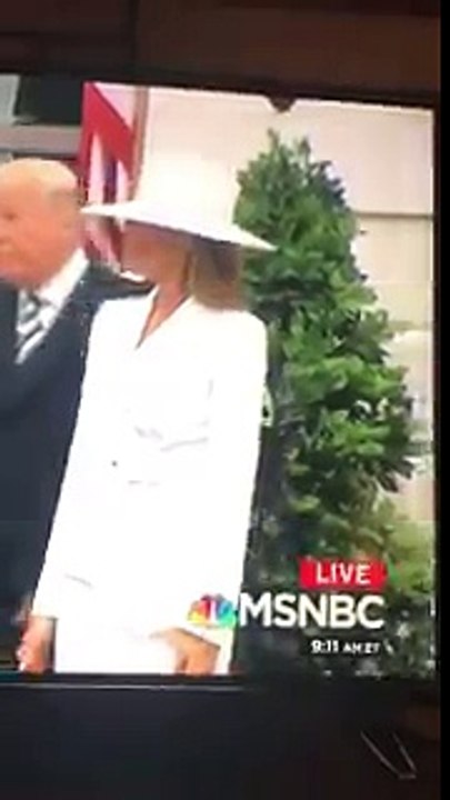 Melania Trump a encore refusé de prendre la main de Donald Trump - Regardez