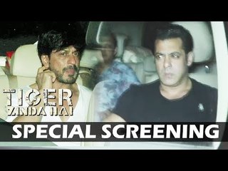 Shahrukh Khan पोहचे Salman के Tiger Zinda Hai की स्पेशल स्क्रीनिंग