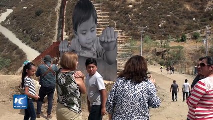 Un bebé se asoma a la frontera México Estados Unidos