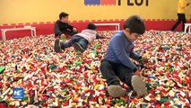 Niños y adultos peruanos disfrutan con el montaje de Lego