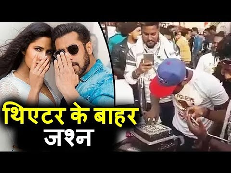 Salman के Fans ने काटा Cake Theatre के बहार । Tiger Zinda Hai Releases