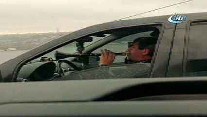 Trafikte skandal görüntü! Direksiyon başında böyle zurna çaldı