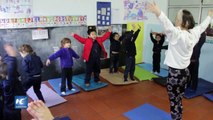Inmersos en yoga, niños de un jardín de infantes de Buenos Aires