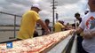Rompen récord Guinness con la pizza más larga del mundo