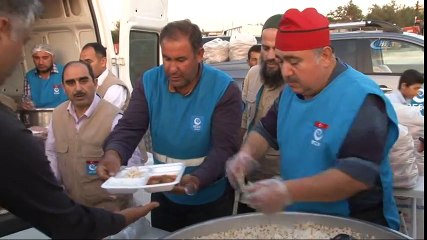 Depremzedelere Sıcak Yemek İkram