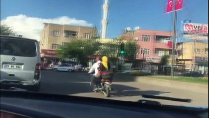 Motosiklet üzerinde 5 kişiyle ölüme yolculuk