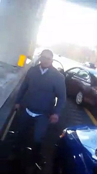 Road Rage incroyable, il casse la vitre de la voiture à coup de batte