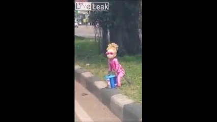 Un singe en bord de route avec un masque de fillette : juste terrifiant