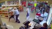 Les clients de se magasin neutralisent un braqueur armé... Courageux