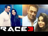 Salman Khan ने निकाली Sonal के साथ Selfie , RACE 3 के सेट पर