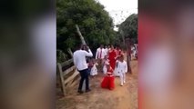 Esta novia pasa de coches y llega a su  boda en burro
