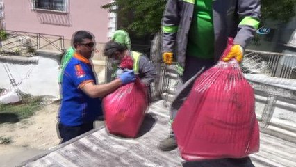 Civayla oynayan çocukların bulunduğu karantinadaki evlerin bazı eşyaları imha edilmek üzere götürüldü