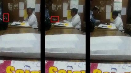 कैमरे में कैद रिश्वतखोर क्लर्क, 'डीएम साहब के कहने पर करता है गलत काम'