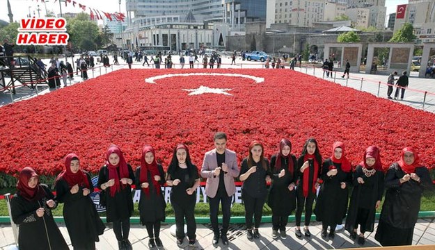 (25 Nisan 2018) REKOR BAYRAK İLHAM VERDİ TÜRK BAYRAĞI’NIN ÖNÜNDE İŞARET DİLİYLE İSTİKLAL MARŞI OKUNDU
