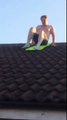 Il saute dans une piscine en glissant du toit de sa maison
