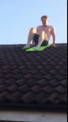 Il saute dans une piscine en glissant du toit de sa maison