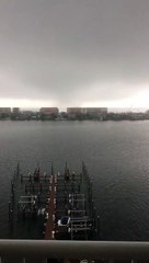 Un homme filme une tornade qui passe juste sous sa fenêtre