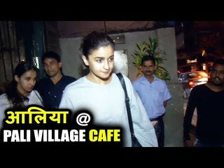 Alia Bhatt पोह्ची Pali Village Cafe पर