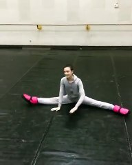 Une danseuse de ballet s'échauffe (Macédoine)