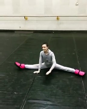 Une danseuse de ballet s'échauffe (Macédoine)