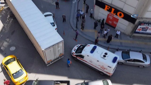 Tıkanan yolda vatandaşlar ambulans için seferber oldu