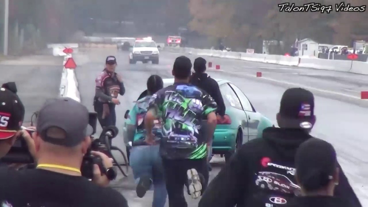 On leur dit de ne pas courir sur la piste mais ils ne vont pas ecouter... Enchaînement de gamelles