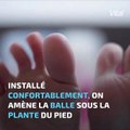 Un massage des pieds relax avec une balle de tennis