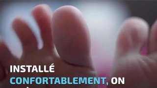 Un massage des pieds relax avec une balle de tennis